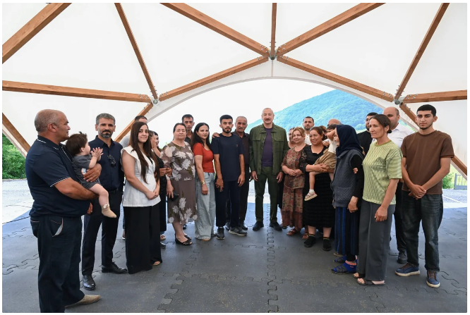 İlham Əliyev Şuşanın Kiçik Qaladərəsi kəndində görülən işlərlə tanış olub və kəndə qayıdan sakinlərlə görüşüb 