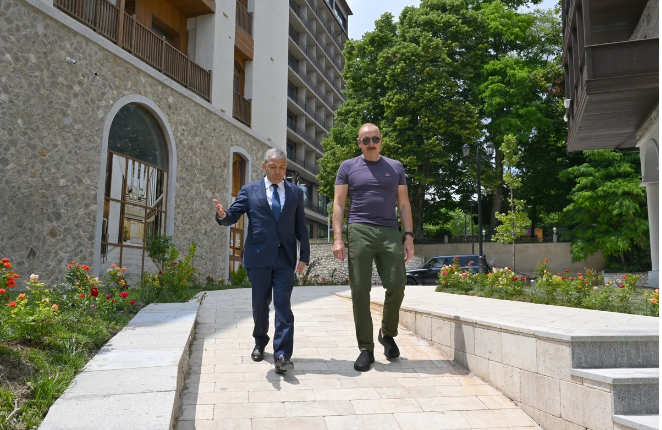 İlham Əliyev Şuşanın Qarabağ küçəsində dövlət-özəl tərəfdaşlığı çərçivəsində həyata keçirilmiş işlərlə tanış olub 