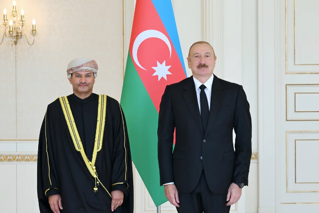 İlham Əliyev Omanın Azərbaycanda yeni təyin olunmuş səfirinin etimadnaməsini qəbul edib 