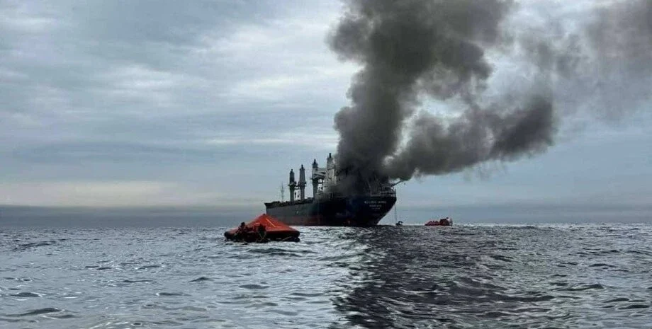 İran Hörmüz boğazından keçməyə çalışan Tayland bayraqlı gəmiyə zərbə endirib