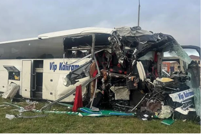 Türkiyədə sərnişin avtobusu avtomobillə toqquşub, 30 nəfər xəsarət alıb 