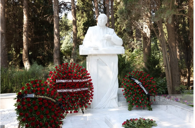 Xalq yazıçısı Elçinin qəbirüstü abidəsinin açılışı olub