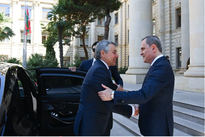 Ceyhun Bayramov İqnazio Kassisi qarşılayıb 