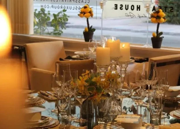 Floridada qeyri-adi restoran: Qonaqlar naharı tam çılpaq vəziyyətdə edir