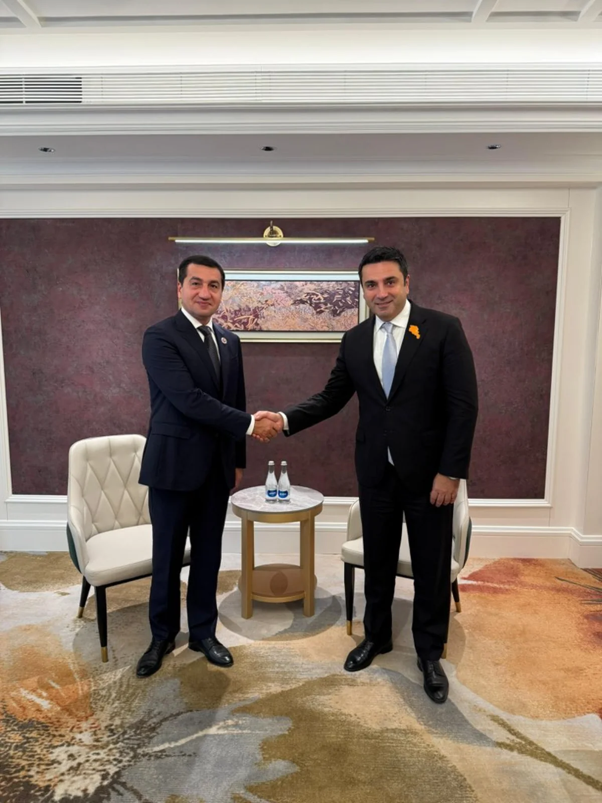 Bişkekdə Hikmət Hacıyev Alen Simonyanla görüşüb 