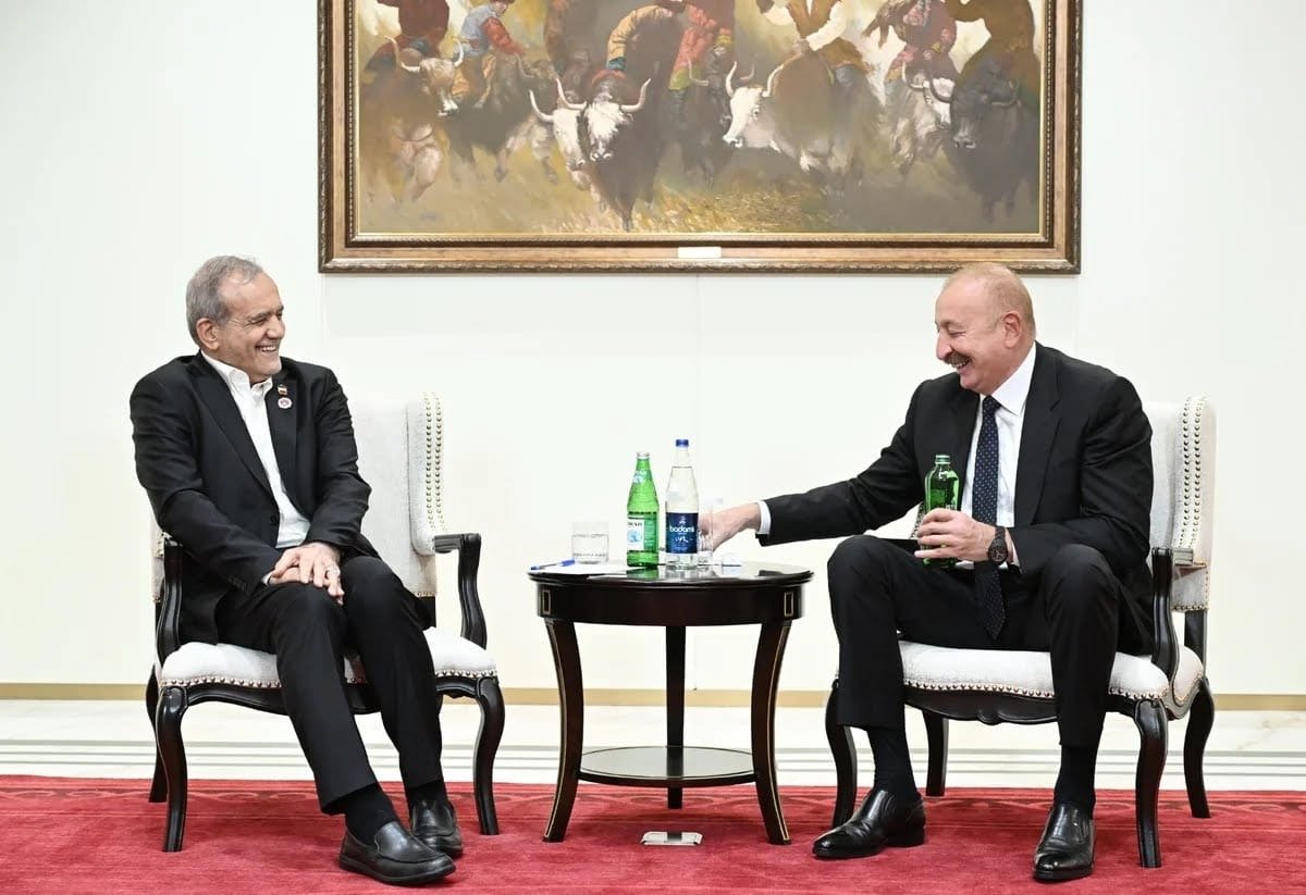 Deputat Elnarə Akimova İlham Əliyevlə Pezeşkianın görüşündən yazdı: Bir stəkan su ilə dünyaya diplomatiya dərsi...