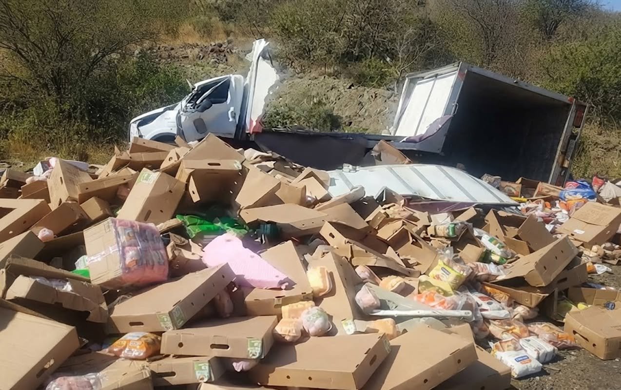 Ağsuda qəza: yük maşını aşıb, məhsullar yola səpələnib