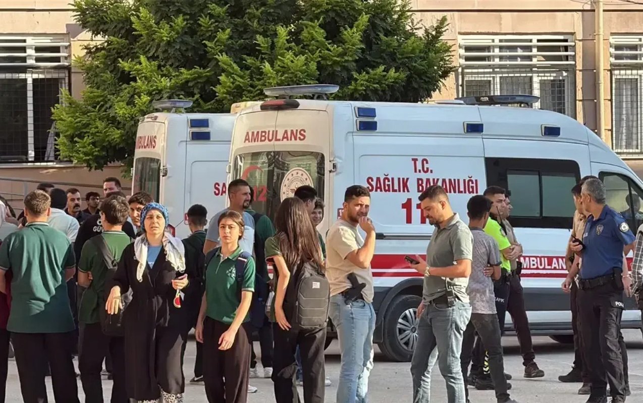 Türkiyədə liseyin qarşısında silahlı hücum, 1 ölü, 10 yaralı - Video - Yenilənib