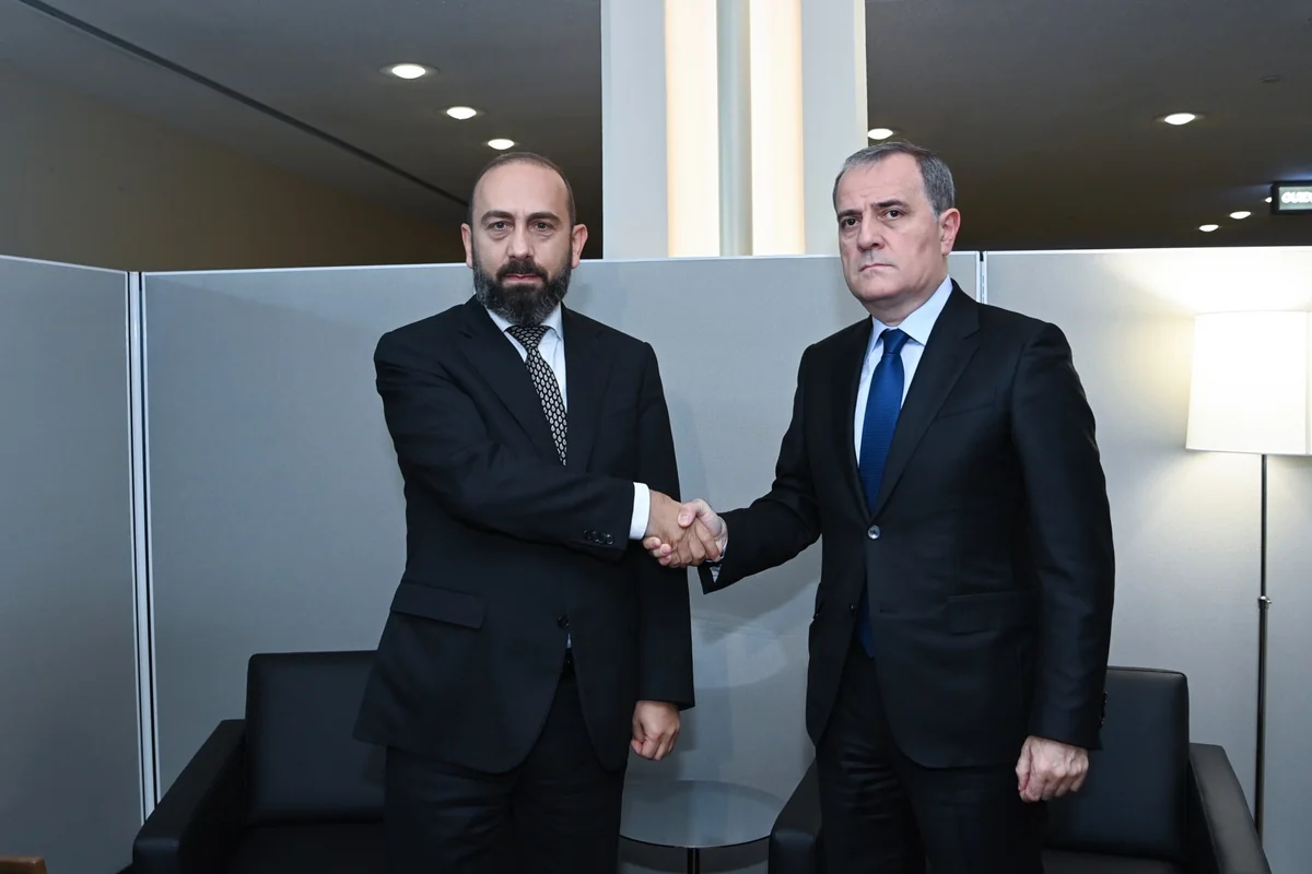 Bayramov və Mirzoyan iki ölkə arasında nəqliyyat infrastrukturunun açılmasını müzakirə edib 