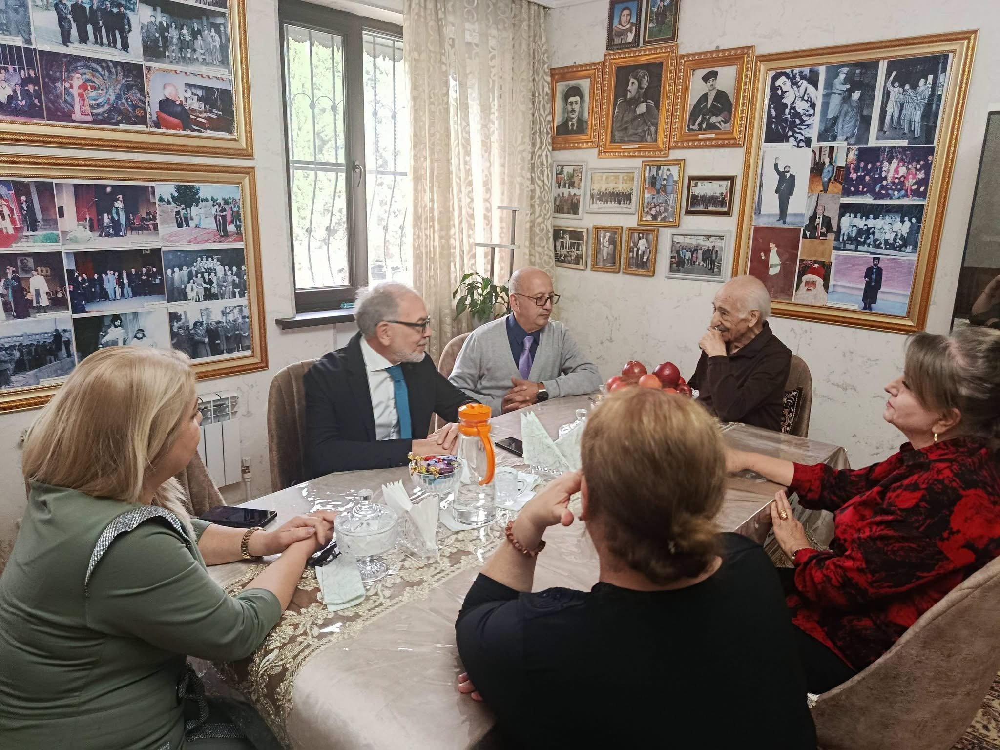 Gəncə Dövlət Milli Dram Teatrının kollektivi Xalq artisti Məmmədəli Balayevi ziyarət edib