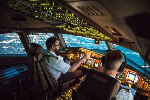Flydubai təyyarəsində pilotlar arasında dava baş verib — təyyarə Səudiyyə Ərəbistanına enib