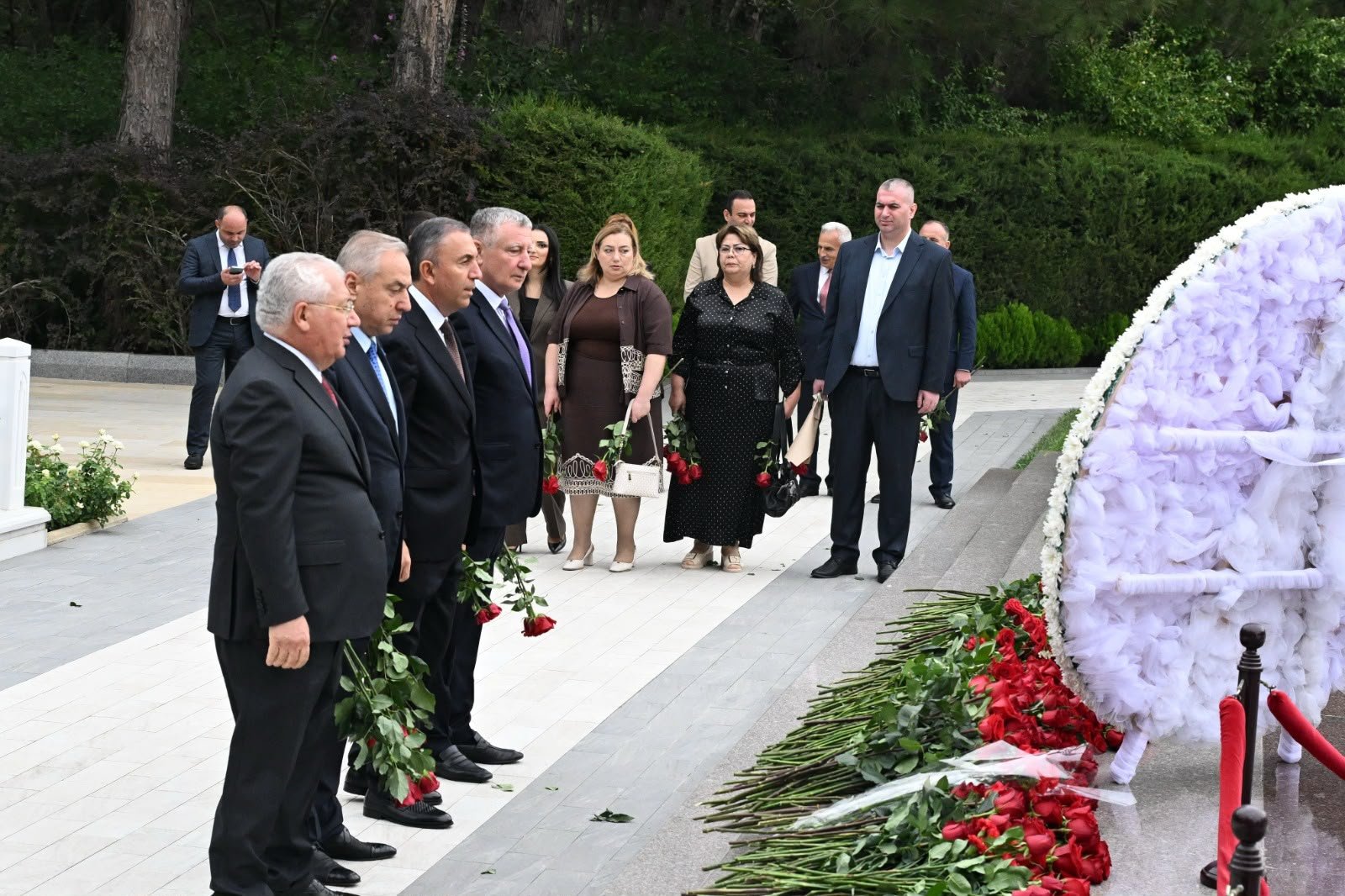 YAP nümayəndələri Ulu Öndər Heydər Əliyevin məzarını ziyarət ediblər