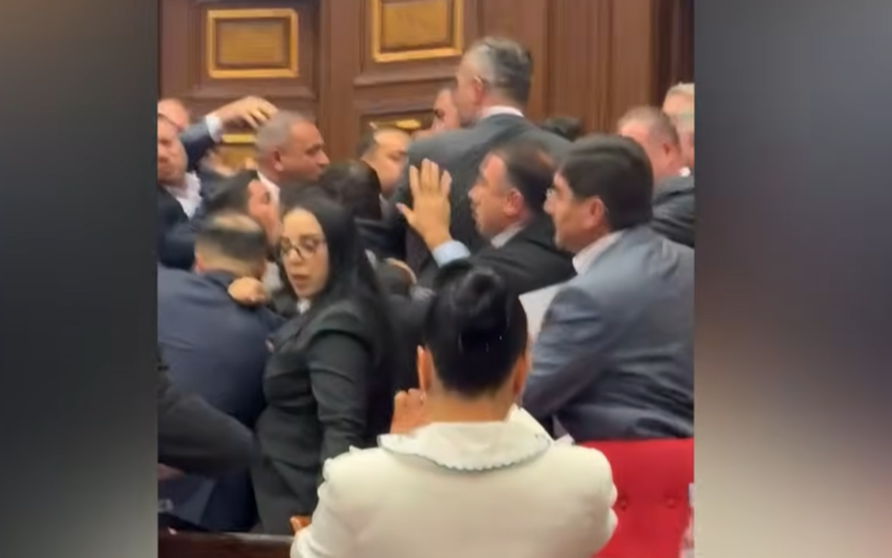 Ermənistan parlamentində deputatlar dalaşıb