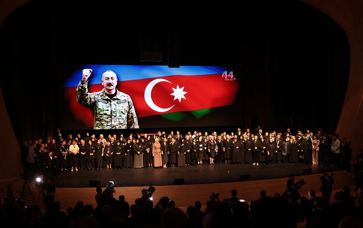 “44” filminin premyerasında şəhid analarına ehtiram