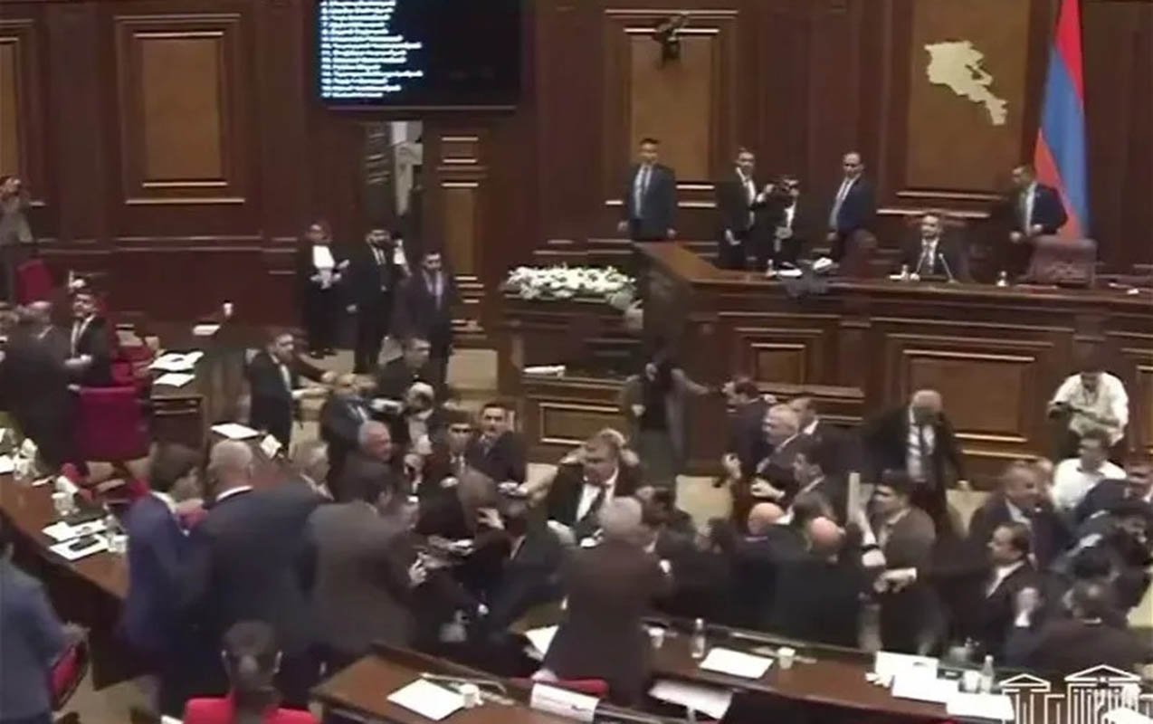 Ermənistan parlamentində növbəti dava baş verib
