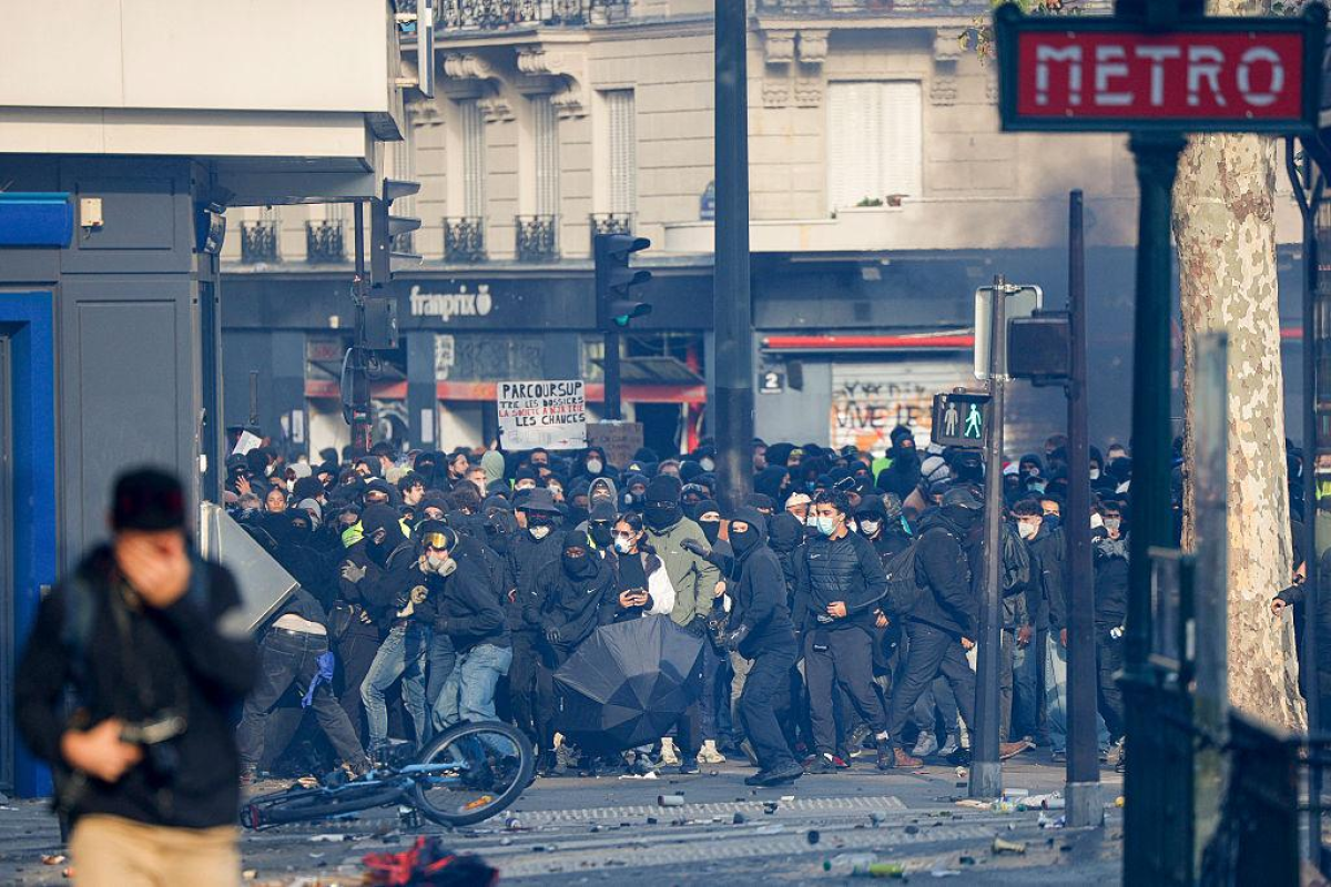 Parisdə etiraz aksiyaları ilə əlaqədar 40-dan çox metro stansiyası bağlanacaq 
